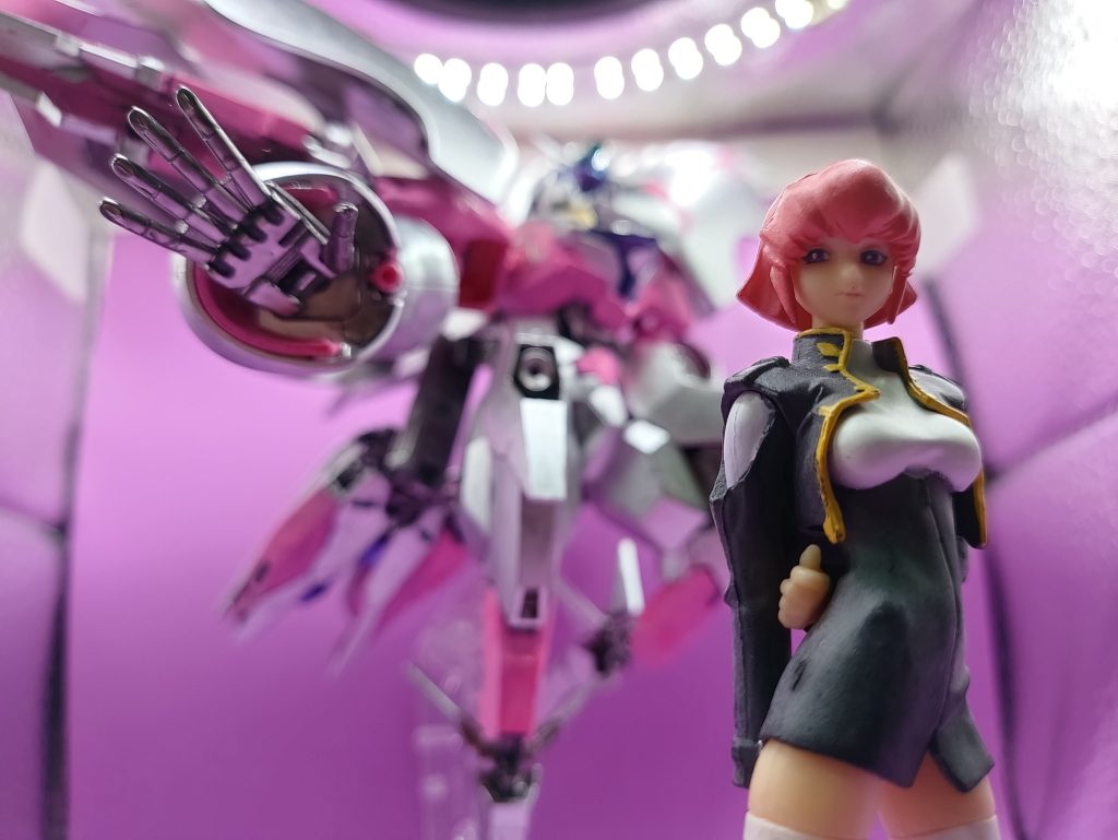 ◯説明アクシズ(後ネオジオン)のフラッグシップ機として、他の陣営のインフレに対抗すべく、キュベレイの後継機として計画された案のひとつ。キュベレイの情報などサイコミュのデータをアナハイム社に提供する代わりに、試験ついでに強化機として開発を依頼した。アナハイムの技術を集大成にした機体案が完成したが、製造の時間やお金など問題が多く、作成が見送られた。