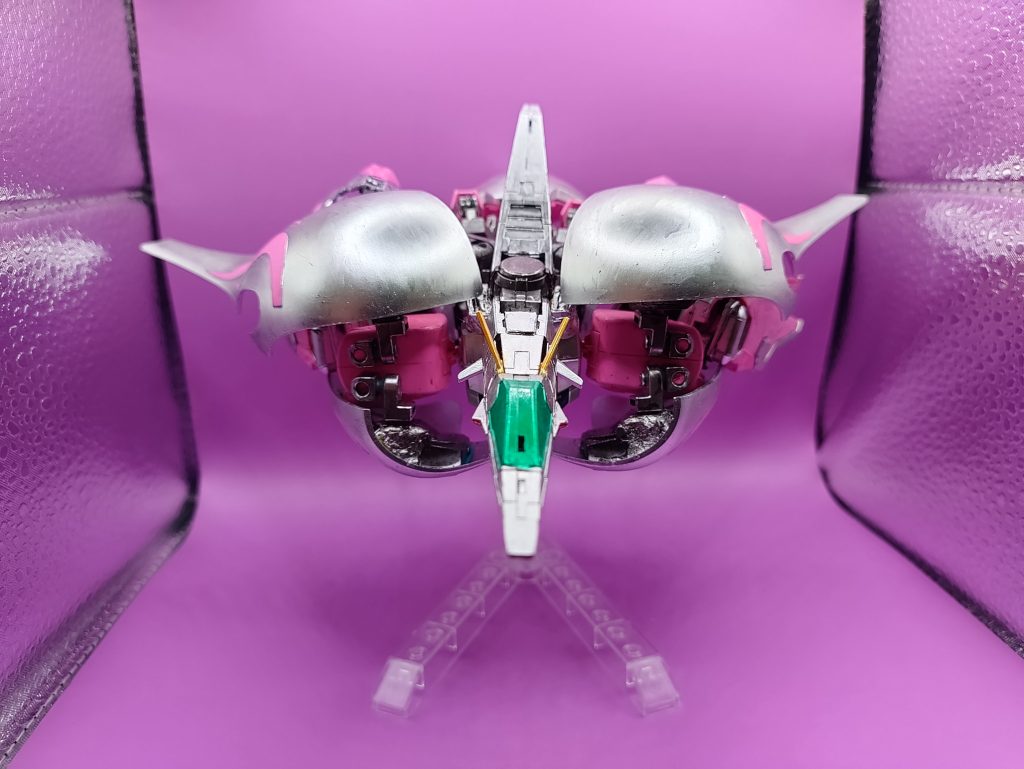 ◯MA形態本機の特徴のひとつとして、可変機構を搭載しています。フラッグシップ機での地上戦を考えた場合、高速戦闘機としてより戦闘力を上げるためにMA形態への変形能力を追加しました。