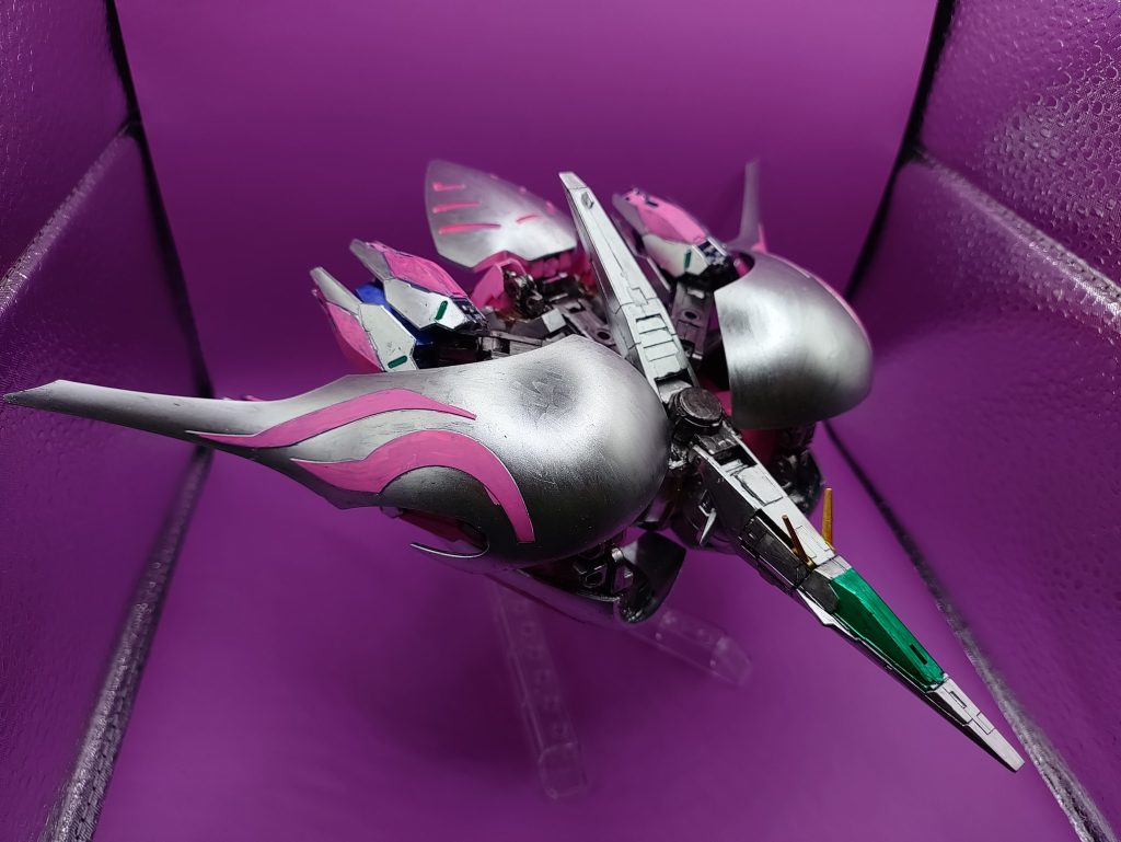 ◯上から機体の後ろ側にファンネルコンテナを装備していますが、ファンネルをミサイルに変更する事も可能です。