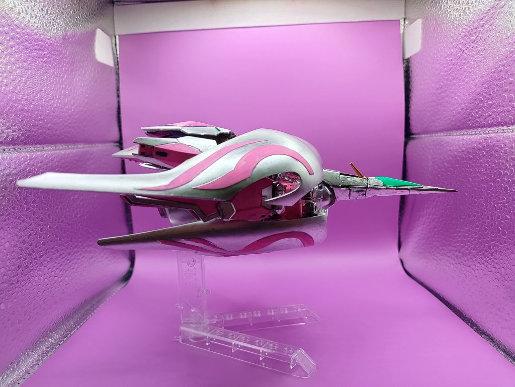 ◯サイド元々、キュベレイはバインダーを移動させた高機動形態が存在したため、それを延長させてMA形態へ昇華させました。バインダーにより厚みはありますが、バインダーの形状が空気に乗れるようになっており安定して飛行が可能です。