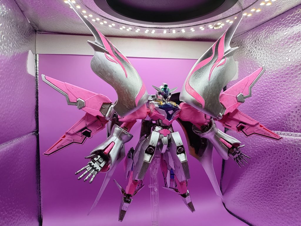 ◯ミノフスキーバタフライシステム展開バインダーを展開して、重力下でも自在に飛行可能にするシステムを起動します。まだ試験段階のため、長時間の起動はできず基本的にはMA形態で高速移動します。この形態を使用する時は対エース機などMS形態で高速戦闘をしたい時になります。羽を広げた見た目が蝶なので、このようなシステム名となっています。