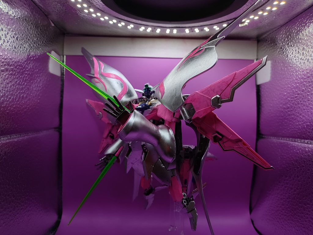 ◯アクション手のビームサーベルを展開し接近戦。蝶のように舞、蜂のように指す美しい機体に仕上げました。