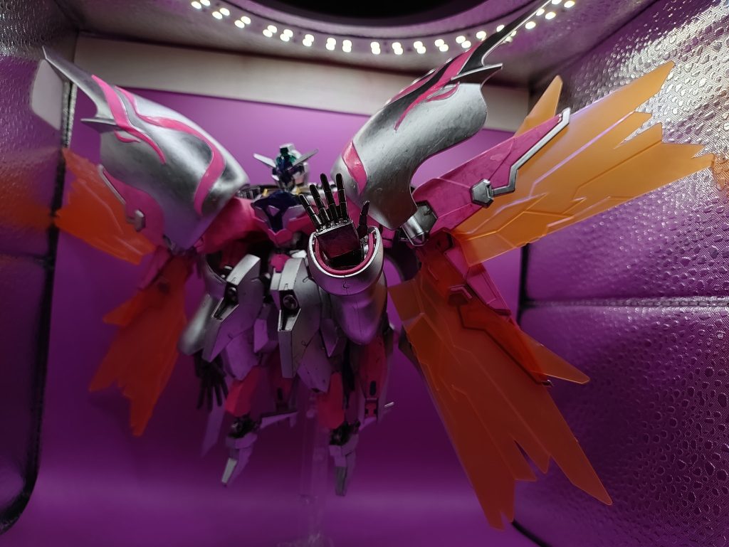 ◯光の羽 展開バインダーにさらにエネルギーを与えることで光の羽が展開します。バタフライシステムのリミッターを解除したような状態で、より高速戦闘が可能になっています。