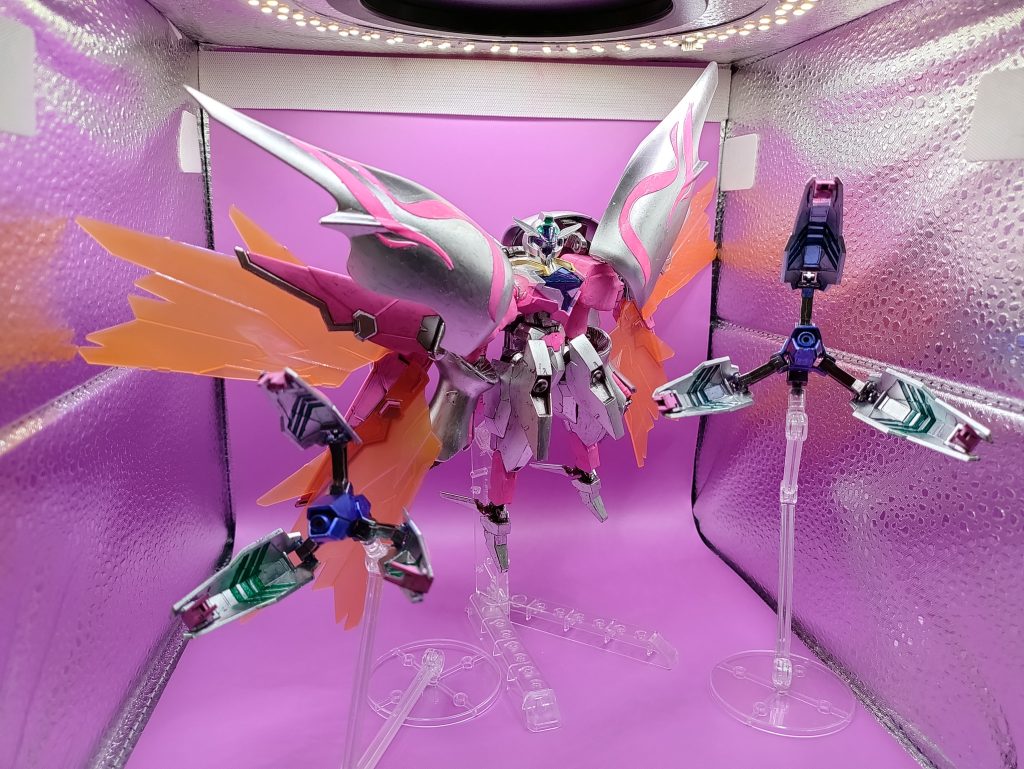 ◯アクションサイコジャマークロービットの展開。サイコジャマーを装備したクローはビットとして飛ばす事が可能で、先端からビーム射撃やサーベルを展開できます。この機体の展開出来るものを全て展開したら迫力満点です。