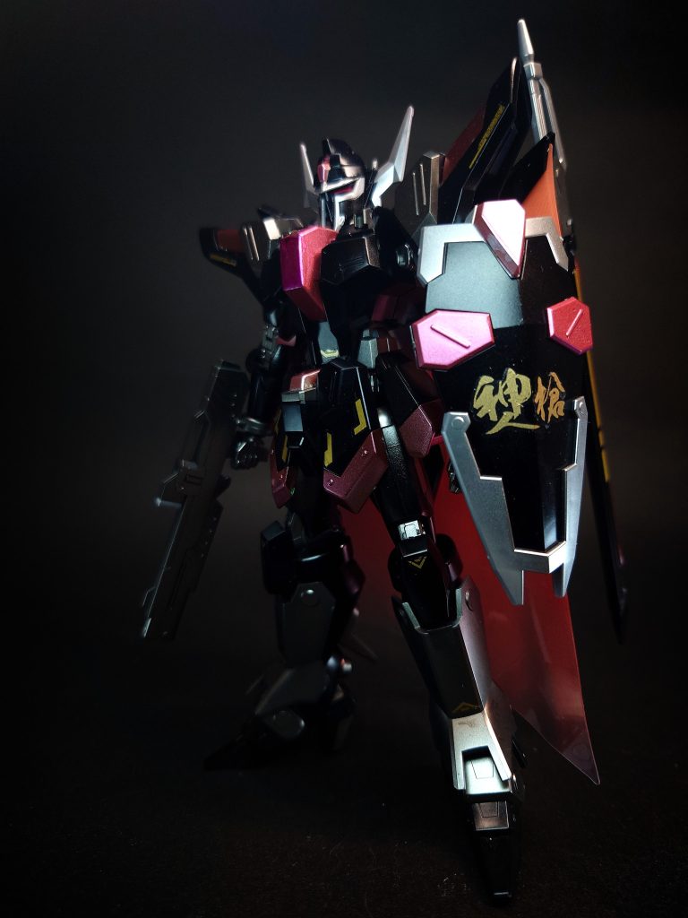 装甲にはフェムテク装甲を採用する他、頭部にはスリット状のモノアイの他に無人機のミサイルを誘導するレーザーを備えている。リュー機カラーリングピンクになっているリュー・シェンチアン専用機。「スピネル」の名を持つ。