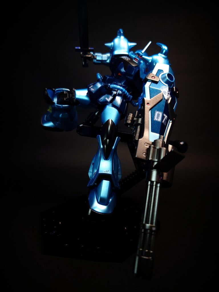 6銃身75mmガトリング砲本機のシールドに直付けされた中距離用のガトリング砲。グフが本来不利としていた中距離戦闘能力を向上させるための武装で、射撃武器としては高い威力を発揮する。またこの武器は任意でのパージが可能で、弾切れなどデッドウェイトになる時は銃身のみを排除する事ができる。ただし、シールドに取り付ける形状のため、取り回しはあまり良いほうではなかった模様。そのため劇中では突撃に使用し、接近戦に持ち込んだらすぐパージするような使い方をされている。