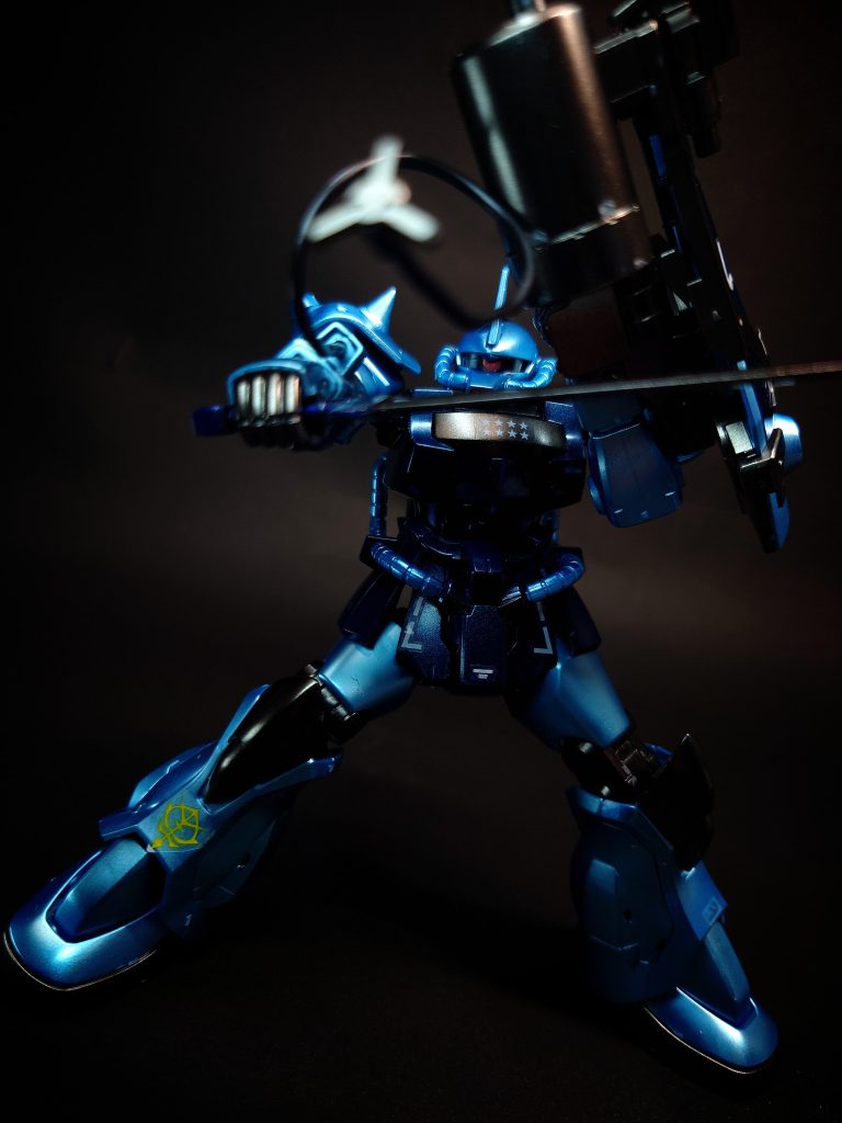 武装・必殺攻撃    ヒート・ロッドグフシリーズの特徴的な装備の1つ。材質を強化しワイヤー型とすることで小型化し射程距離を延長(最長17.5m)、それに伴い溶断機能を廃し放電のみとし、先端を鈎爪(アンカー)状としている。この形状からヒート・ワイヤーと表記されることも。08小隊との死闘で、ノリスはこのヒート・ロッドを攻守に使い分け、さらに移動や武器を引き寄せるなど多くの用途に用い、6対1という戦力差をものともせず、小隊を大いに苦しめた。