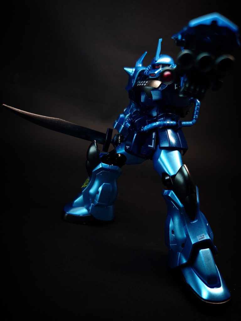 3連装35mmガトリング砲左手のフィンガーバルカンに代わって装備された射撃武器。シールドのハードポイントも兼ねており、ヒート・サーベルと同様、近距離の敵に対して無類の強さを発揮する。この武装の為に左手は通常のマニピュレーターとなり、右手と同じ柔軟な動きが可能となった。