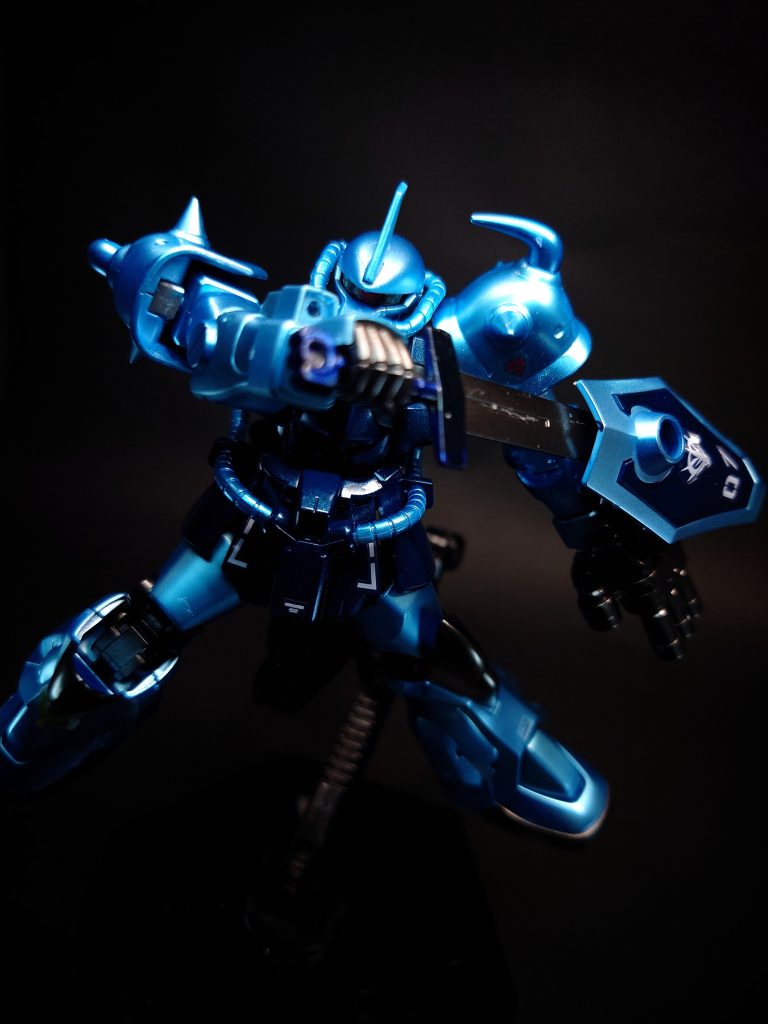 ガトリング・シールド下記のシールドと6銃身75mmガトリング砲を組み合わせた状態。シールドグフ系列の機体が主に装備するシールド。