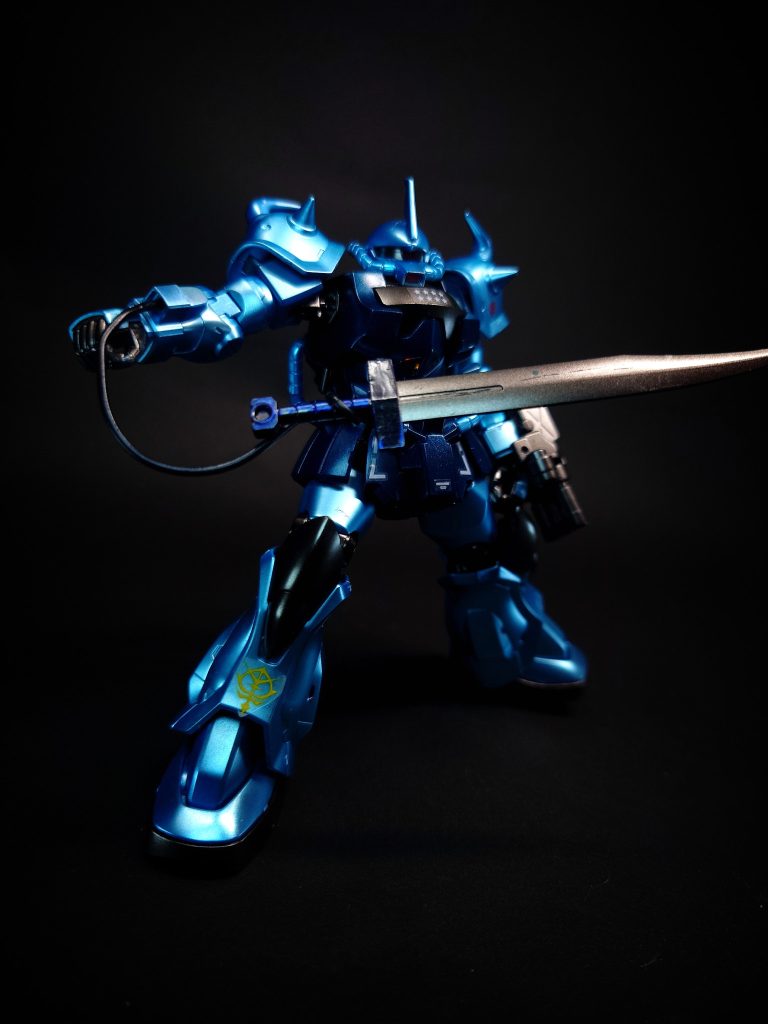 ヒート・サーベル Type-DIII小型化されたシールドの裏に装備された実体剣。伸縮型であったグフ本来のサーベルとは異なり、最初から剣の形をしており複数回の使用が可能。本来は高熱を発して用いるが、実体剣として使用することも想定しており、劇中でノリスは装甲の薄い部分や接合部を狙うなどして、発熱までのタイムラグやエネルギー消耗を避け、そのまま攻撃に用いた。