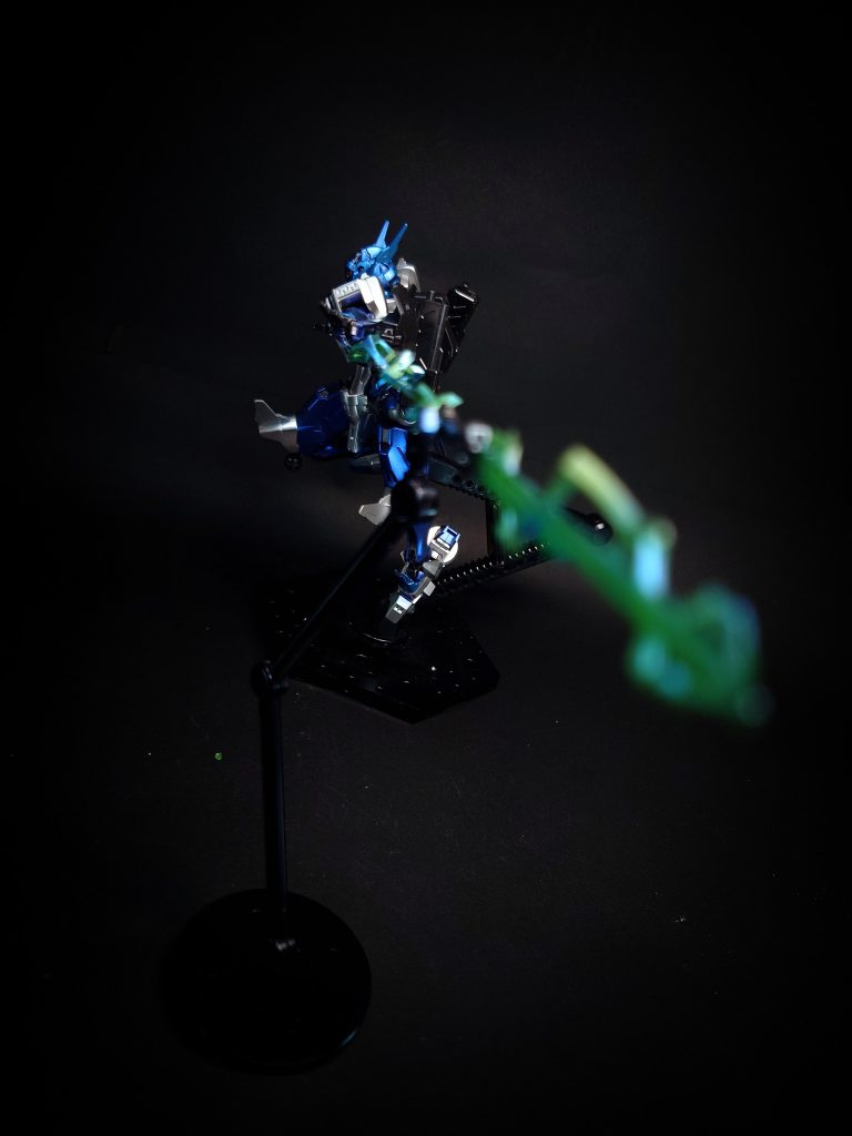武装・必殺攻撃  ナルカミ導雷ブレード型ガンビット。遠隔操作中の本体部と起電マニピュレーター間で断続的な放電現象を発生させる。ダイエレクトリックミストを周辺に放射すれば、電撃破壊効果を更に向上させる事が出来る。非使用時にはグレンゲにマウントされる。