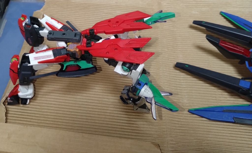 コックピットであるコアが無くなったユニットですが、実は遠隔操作で動かせます。コアからもできますが、ほとんどがイクシードファイターからの操作で様々なことにユニットを戦線に出せることが可能に。作戦によって分散する際、コアと分離することもリベロの戦い方の一つ。では、実際にコア無しによる形態を3つ紹介します。