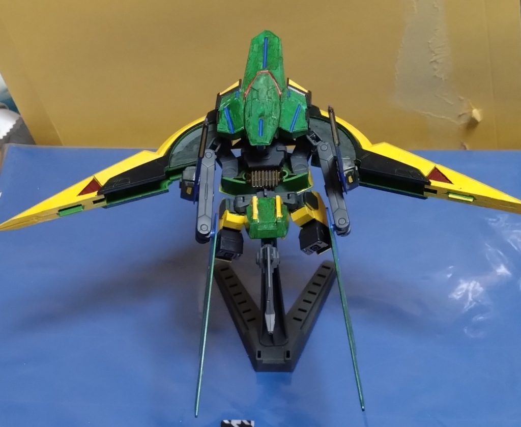 『キルトリアW-ｳｪﾎﾟﾝ-』型式番号:LW-01クロストラベラーのメンバーであるメモリーがX(クロス)のガンダムリベロの可変機能を参考にして開発した支援を目的とする可変MA。単機での運用も可能で、戦闘機形態から射撃形態、ランチャー形態、大型実体剣形態、大型盾形態…等といった形態に変形。支援機と言うが、この機体は全身が強力なシールドとなっており、防御力も組織の機体の中ではトップクラス。ガンダムリベロの武器『ロビンスアロー』や『リベロファン』の要素も加えられており、受けた攻撃の振動・衝撃を吸収して自らのエネルギーに変換することができる。その為、戦いながらエネルギー補給が可能。他にも射撃による攻撃力も高い。様々な武器に変形する機能もガンダムリベロの影響が非常に大きい。名前の『キル』は『キルケー』のことで、神話に登場する変身の魔法を使う魔女の名。『トリア』は『ヴィクトリア』、勝利の女神。 使用したガンプラはジオニックソード、ガンプラバトルアームアームズ、そしてフリーダムとフォースインパルスのウイングの一部、あとストライクの片方の肩になります。  最初の形態は戦闘機改め『MA-モビルアーマー-フォーム』。出撃時はこの形態が基本となります。スラスターやウイングがある分、機動性はかなりいいと思います。この機体の防御面はクロストラベラーの中でもトップクラスで、簡単に撃墜はできない。スラスター以外にエネルギーの内蔵量も非常に多く、エネルギー切れのMSに武器として使用が可能。