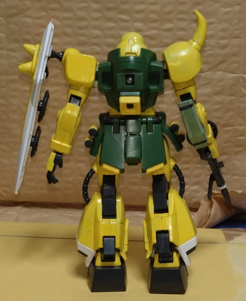 『メモリー・カロウ専用ザクウォーリア』型式番号:ZGMF-1000ザフトが運用するC.E.73年からの主力量産機をあるパイロット用にカラーリングした機体。『ウィザードシステム』により様々な局面に対応できるのが特徴。この機体は他のザクとはあまり変わらないが、機体スペックはリミッターを解除したことで機動性が通常のザクの2倍の速さを生み出してしまう。ただ、それはウィザードの装備が無い場合に限る。このザクを操縦したのは当時、ザフト軍技術試験部隊の一つ『ZTT(ジット)隊:ZAFT Technical Test』のメンバーでありパイロットも務めたメモリー・カロウ。念の為に言いますが、『レコンギスタ』の『ジット団』から取った名前ではありませんし、何の関係もありません。主に試作機の試験観測をMSのコックピットからメモリーが行う目的で用意された機体であり、試験機の護衛及び支援する為に用意されたMSでもあった。  ここで彼、メモリー・カロウの素性について説明しようと思います。メモリー・カロウ所属:元ザフト軍技術試験部隊『ZTT隊』試作機の試験及び報告を行うザフト軍技術試験部隊の一人で、ザフトでは珍しいナチュラルの少年。専用のザクに搭乗しつつ、試作機の試験を常に行っていた。所属していた部隊の人達からも温かく迎い入れてもらい、彼がプラント本国に毎回送る試作機の報告書の内容、分析、改善点などは興味深いことばかり。試作兵器はどれも1回または数回の実戦試験に供されるのみで開発が打ち切られ、パイロットたちの命と引き替えに少なからぬ戦果を挙げるものの結局は正式採用されずに消えていってしまう。だが、当時の最高評議会議長『ギルバート・デュランダル』の目にも留まった程にメモリーの報告は新型機の開発にも大きな影響を与えたのだ。メモリーはなんでも幼い頃にジャンク屋を目指す少年と出会い、共にMSの修理を行った経験から軍のメカニックに志願したとのこと。ちなみに、その時の少年は夢だったジャンク屋で赤いアストレイのパイロットをしている…という噂がある。また、メモリーはザフト最強MS『デスティニー』の開発にも関わっているが、彼は担当の開発チームにアドバイスをした程度で直接関わっていない。また『デスティニー』の性能について高く評価しており、彼は『デスティニー』の可能性……いや、真の力を予測していた。結果的にその力は数年後に訪れる戦闘で発揮されることとなる……。 「デスティニーは俺が知る限り最強のMSだ!」  ↑メモリーの台詞を載せました。そんな彼だが、パイロットの腕はコーディネーター顔負けと言ってもいい程の腕前で、メカの情報や分析を常に生かしている。名の知れたパイロットや一般の人もあまり知らない戦術や懐かしい戦い方を披露することから彼は『思い出のアルバム』という異名で呼ばれるようになる。メサイア攻防戦ではザクの新型試作機で試験及び検証を目的として自ら出撃し、強敵とも言われたストライクフリーダムや∞ジャスティスを相手に戦うも無傷で生還している。一部の人間から伝説として語られた……とのこと。メサイアが墜落して戦いが終わるかと思われたその場に、突如として現れた別世界のMS部隊とそれらを時空を超えて追ってきたX(クロス)のガンダムリベロとの出会いにより彼は時空、そして全ての世界に危機が迫っていることを知る。その後、ザフトを辞めてクロストラベラーのメンバーに入った。そこで彼は自ら考えた様々なMS開発や武器製作を行いつつ、自分が開発した機体でも戦ったりしている。ちなみにメモリーの試験機の報告は後のザフトやオーブのMS開発技術に大きな影響を与えた……という設定です。中学の頃に考えた設定とはいえ、どことなく『MSイグルー』みたいな感じです。