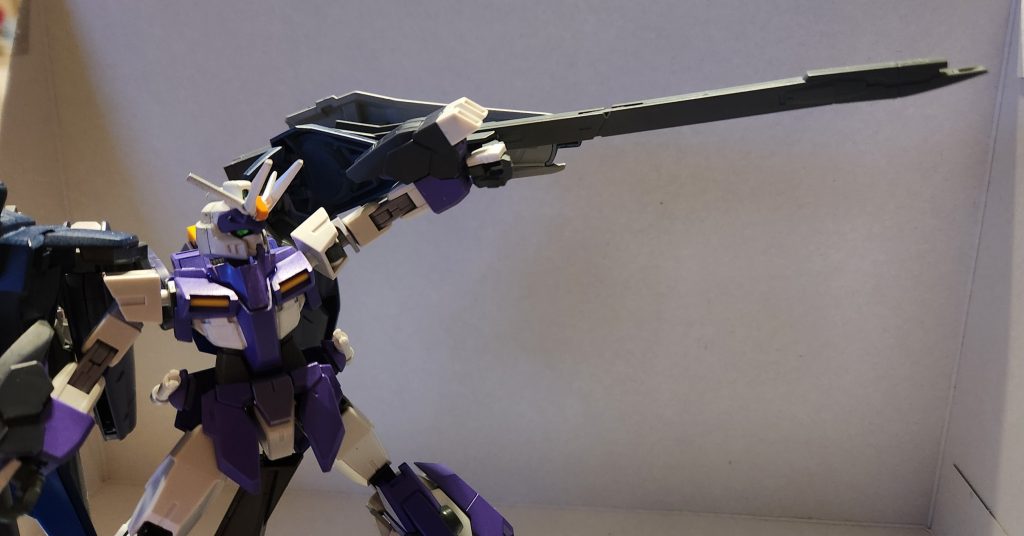 肩部に装備された「MGX-2459 カリドゥス長射程ビーム砲」。後にストライクフリーダムの腹部ビーム砲となる。一時期は折り畳み式で、長距離での運用を考えられた。しかし、ストライクフリーダムの機動性の高さから没となる。