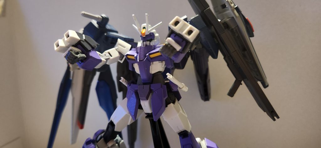 「腕部ミサイルポッド」。腕部に装備されたミサイルポッド。これはアサルトシュラウドの武装を発展させ、機動力確保のために腕部装備に変更された。