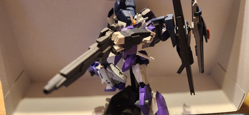 基本バックパックにマウントしている「MA-M21TPL 試作高エネルギーロングビームライフル」。これはストライクフリーダムのビームライフル連結時以上のパワーが出るが、取り回しの悪さやキラの戦闘スタイルに合わず没となる。後に二丁のビームライフルを連結させる案となった。