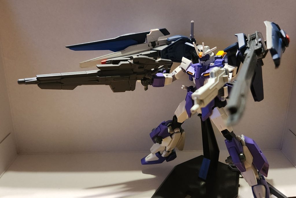フルバーストモード。行動を共にする「Mνアストレイ(現在制作中)」が接近戦向きで高起動であるため、本機は遠距離、後方支援向きである。他にも両肩に装備された武装にはビームシールドを展開する機構も備えている。…という設定でした。いつかデュエルを現代の力で最新の機体にしたい。その夢がようやく叶いました。私の前に公式から新しいデュエルが出てしまいましたが、満足です!次はgnデュエルかな!