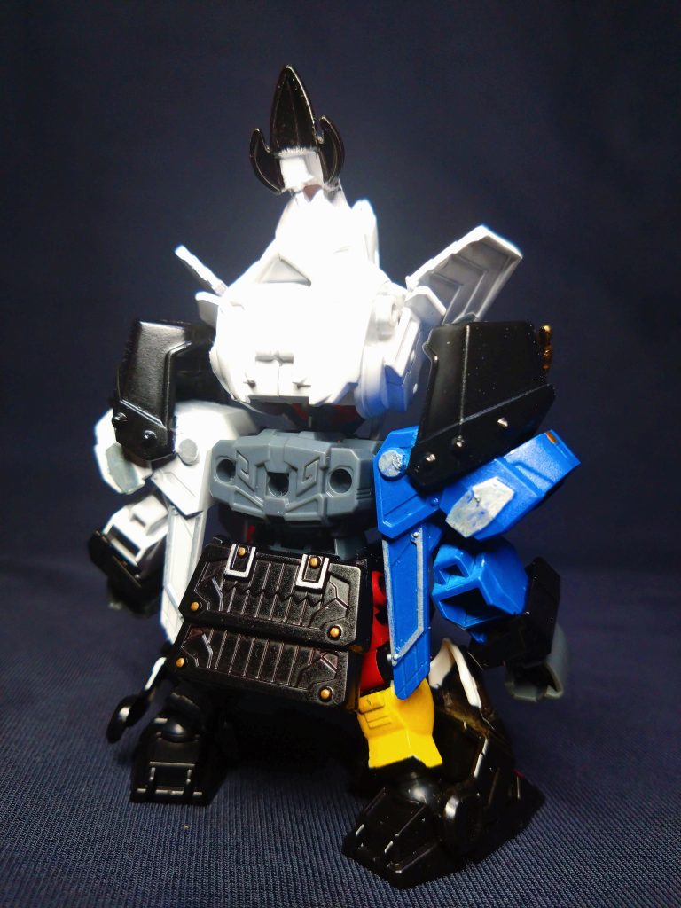 将頑駄無の特徴のハリマオスペシャルと同様に、白い巨鳥との合体があるため、干渉等が出ないよう背部はどシンプルに。