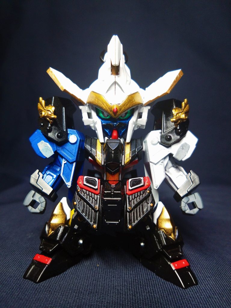 折鶴+城とか、もう奇抜すぎて既存パーツじゃどうしていいか…オシロボッツじゃあるまいしということで、羽織+甲冑を纏った鎧武者のイメージにしました。頭部の折鶴は趙雲ダブルオーがうまいこと狙ったかのような形状だったので、羽根を付けて鶴に見立てています。