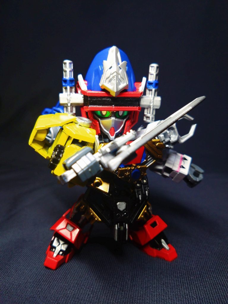 今回はボウケンジャーからダイボウケンです。ダイボウケンの情報量の多さをどう落とし込むかで難航し、さらに頭部の形状で悩み、ヘルメット風のデザインから山高帽のイメージに変更し形にしていきました。