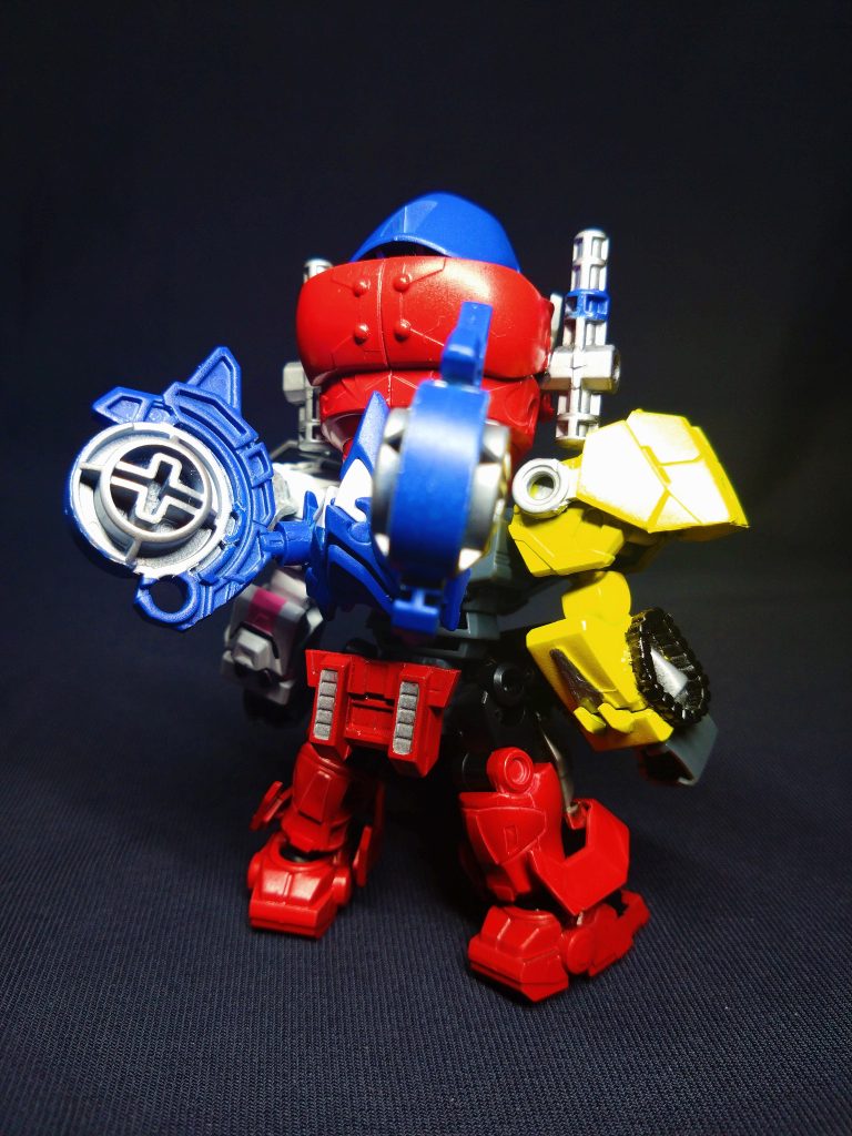 バックパックとなるビークルは、アルティメット時に腰パーツとなってもらうため取り外し可能。右肩のシャベルや左肩の爪形マニュピレーター等、とにかくパーツ選定には頭抱えました。