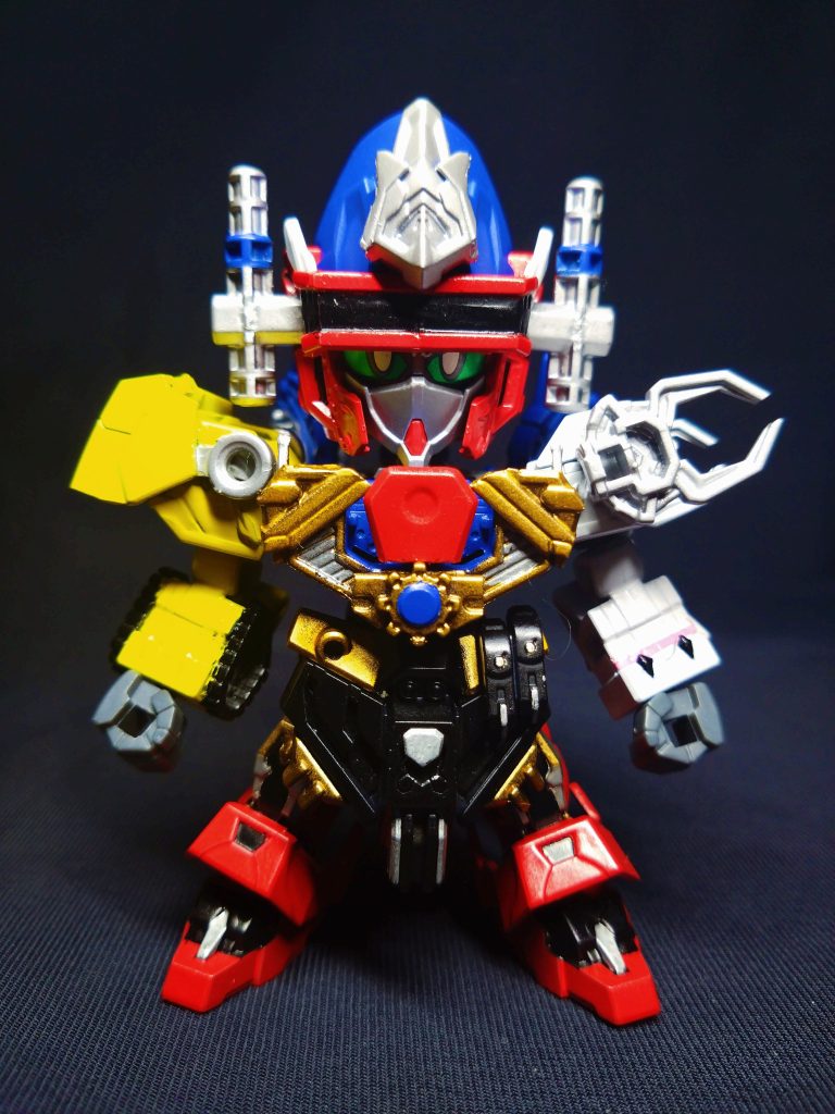 やはり一番手間取ったのは頭部。青い帽子デザインと羽付きサングラスで特徴を出してみました。塗装でなんとかなるもんです。情報量の多いのは胸部で、武者◯伝の鉄板丸が役立ってくれました。