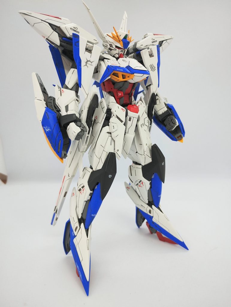 ツンツンしたデザインが目新しいガンダムですが、組んでみたら意外にカッコ良し。