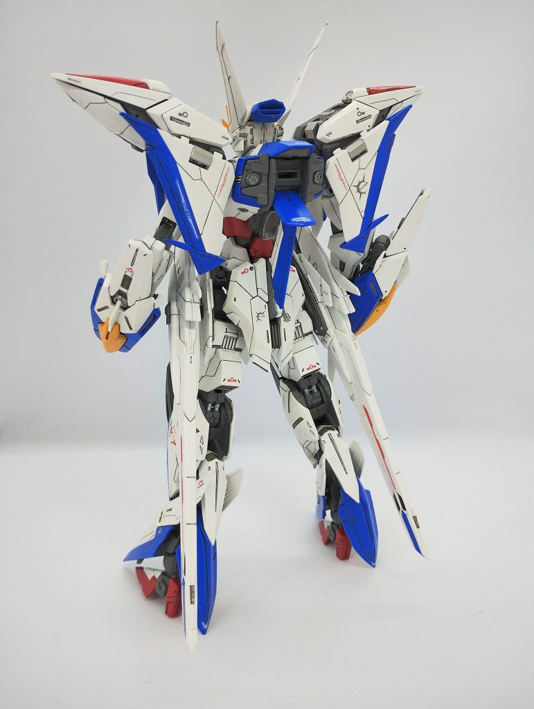 エクリプスは足首がフレームカラーでかつ小さいので、目に情報として入って来にくく、デザインが足首のアーマーで途切れてしまっている感じがします。ので、足首の配色を変更しています。ガンダムのスリッパはやっぱり赤だろうと。