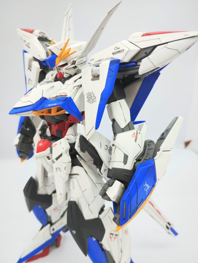 ラッカー系塗料で全塗装。メタリックカラーの塗り分けは、Mr.カラーの水性メタリックマーカーを使ってみました。最近、マジックリンで水性カラー拭き取り出来るという記事をよく目にするので、『ホンマかいな？』と試しにやってみたら…『うおー、すげー！メチャクチャ塗り分け捗るわ！』と。この手法考えた人、天才か！？さて、F90のミッションパックが到着し始めたので、またミッションパックマラソンを再開せねばっ。