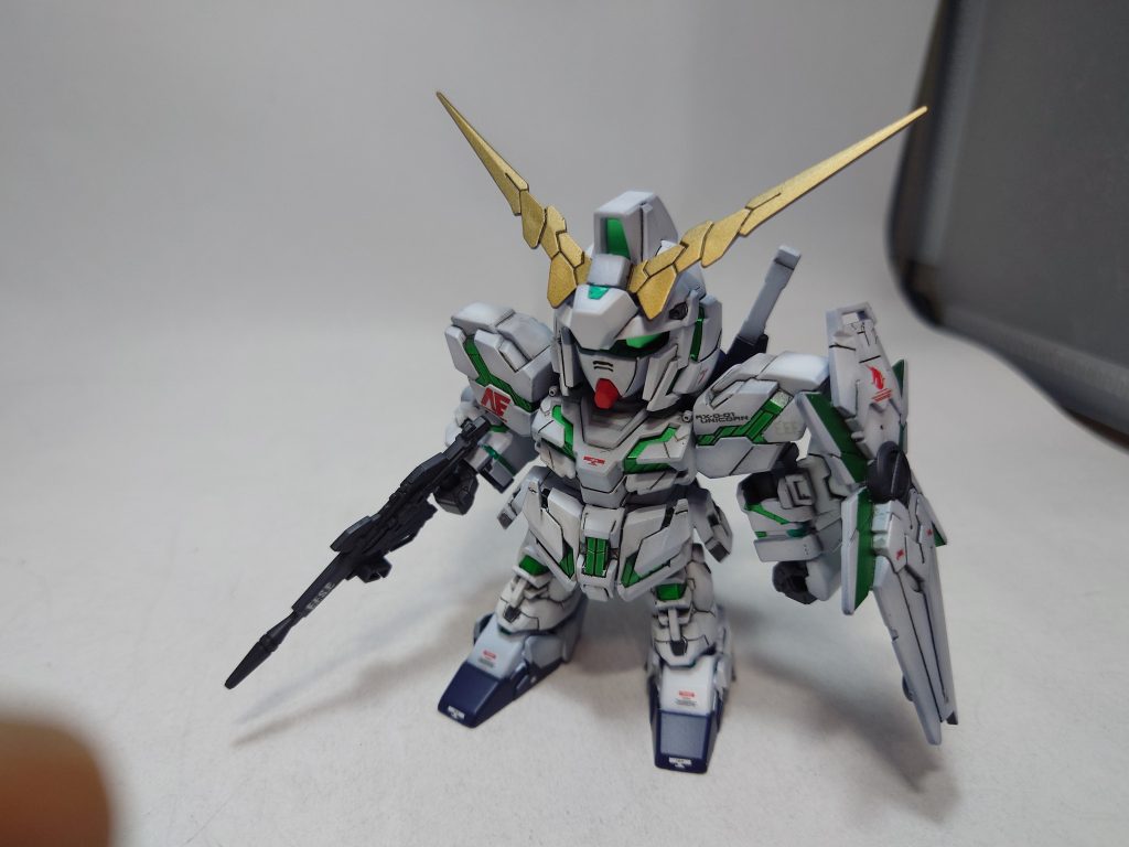 定番加工の肉抜き穴を埋めとアンテナのシャープ化をしてキットでは赤かったサイコフレームを緑色に塗装してデカールを貼ってみました安いキットだけど丁寧に作ったらかっこよく出来ました😄 