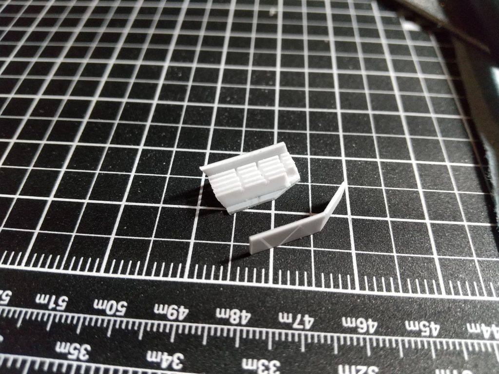 胸ダクトはプラ版で作りました。