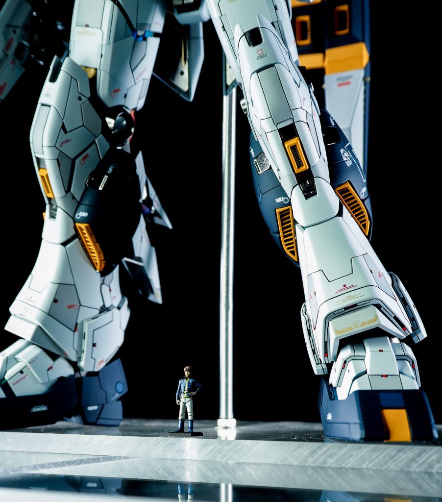 スジ彫りを入れたりして装甲を多重構造に見えるようにしました。ホントに塗り分けが大変