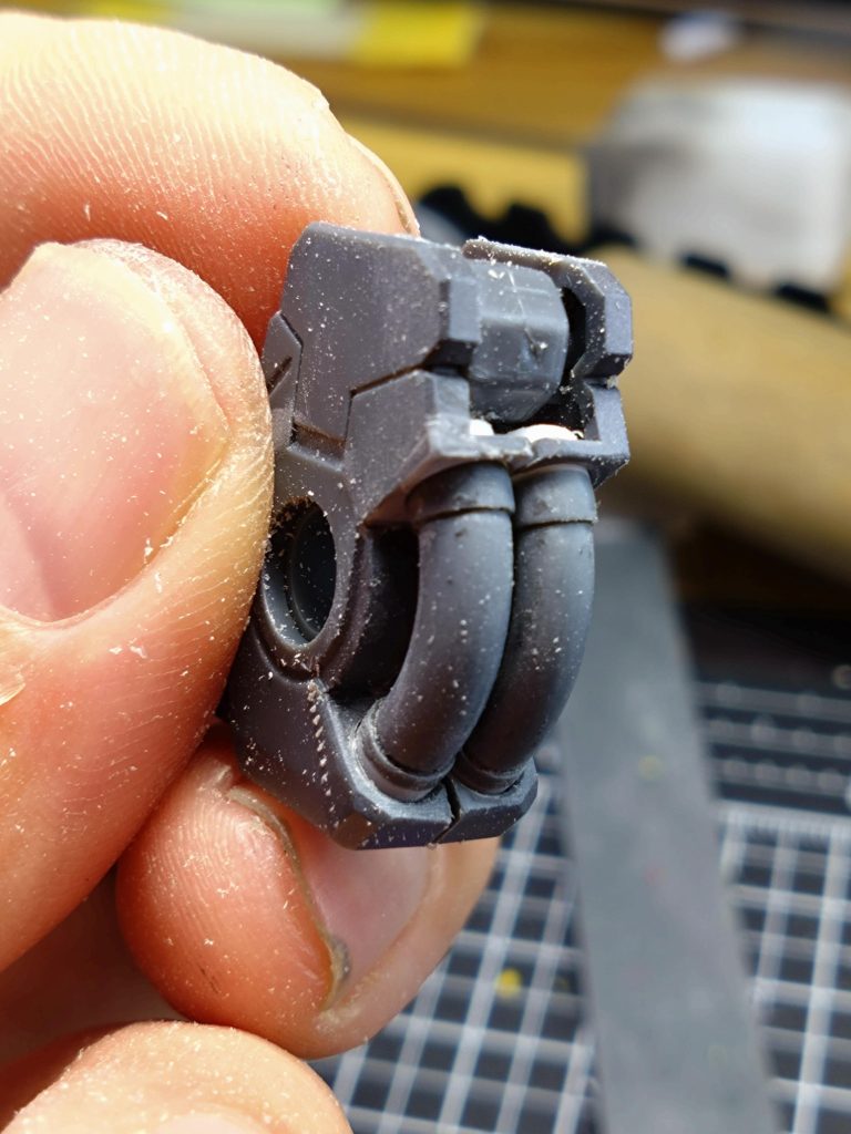 膝裏は貫通させてパイプを別パーツ化