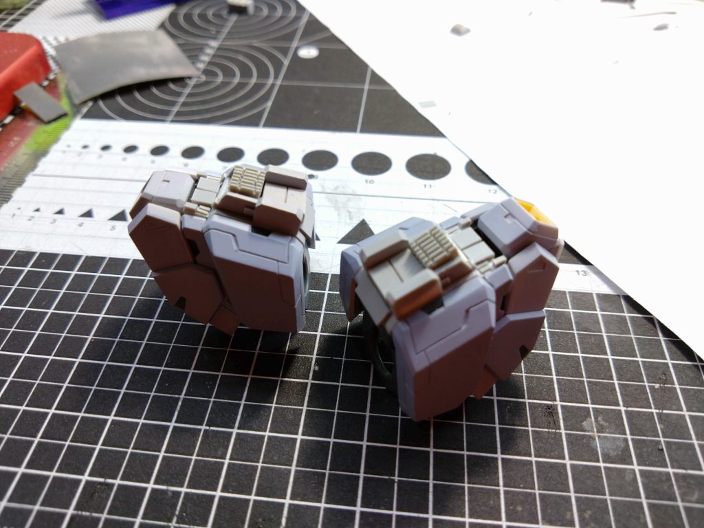 肩パーツをボリューム満点にしてるけど、スッキリ見せたいので、削るところは削りました。