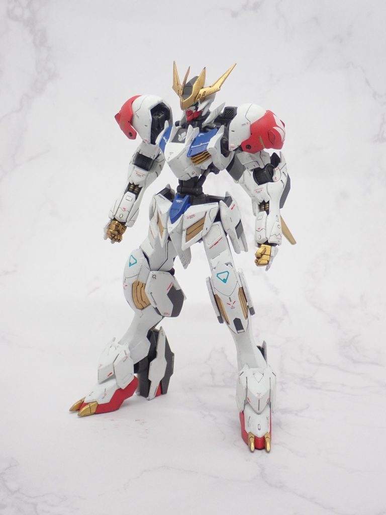 カラーメモ忘備録(若干うろ覚え)白:グレーFS36622 + EXホワイト(場所によりグレー多め)青:MSブルー + EXホワイト赤:ハーマンレッド + EXホワイト金:リッチゴールド → クリアーイエロー + クリアーオレンジグレー:グラファイトブラック + マホガニー + EXホワイトフレーム黒:グラファイトブラック + マホガニー + EXホワイトフレーム銀:シタデル銀パイプ金:シタデル金 + シタデル銀 + アクリジョン黒 シタデルとアクリジョンが混色できました!!ウェザリング:タミヤエナメル ジャーマングレー、メタリックグレー、クロームシルバーグラファイトブラックがヤスリ傷消すのに非常に有効でした。