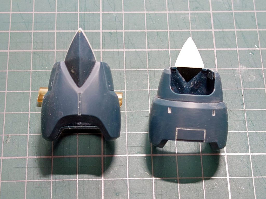 スネの裏側はスカスカなのでプラ板でフタをして、ヒザの先端は真鍮線を差し込んでカラーパテを充填して尖るように削り込み。