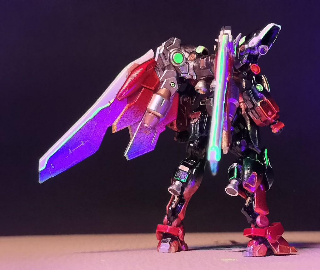 フェネクスを超える機動性で肉薄し、背部に対で装備されたバインダーに内蔵のサイコジャマー(バインダー白部)でフェネクスのサイコミュをブロックし行動停止させ捕獲するアプローチをとる。