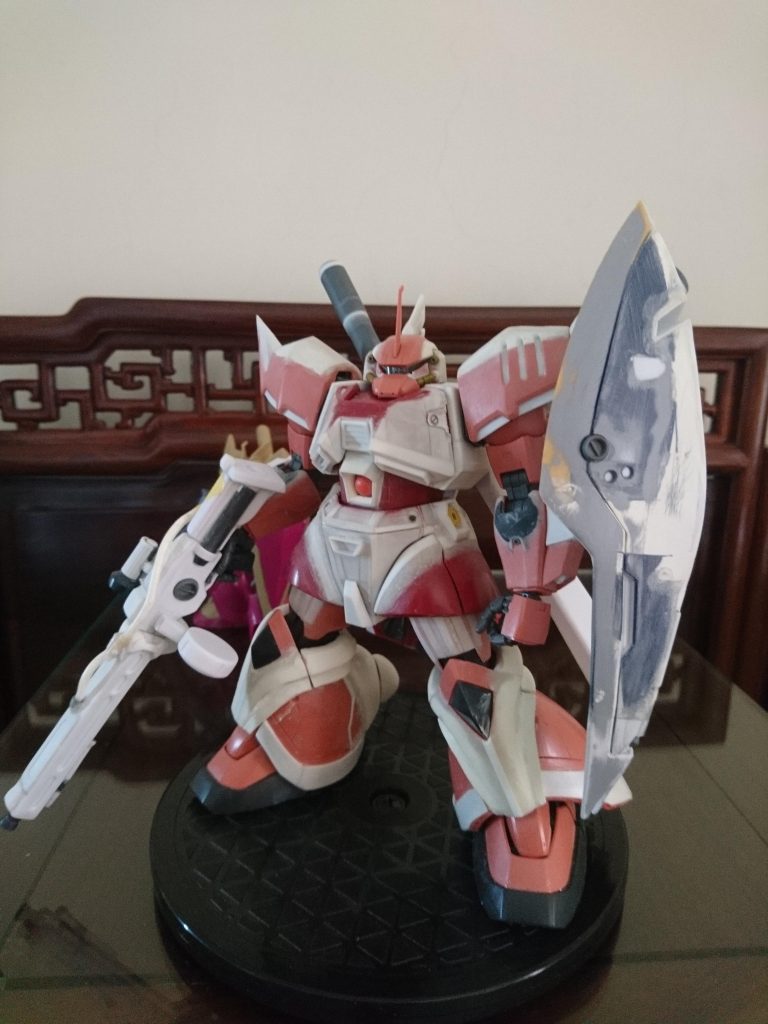 ビームライフルもジャンクパーツを利用しながら、プラ板でスクラッチ