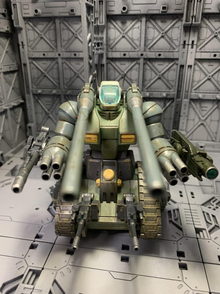 車体部分には主砲の同軸機銃を兼ねた機関砲が搭載され、敵車両やMSへの牽制が容易になっているシールドには大型センサーが取り付けられ、遠距離射撃の精度向上を果たしている…各種追加装備は全て3mm穴をぶち開けて突き刺してあります🤣