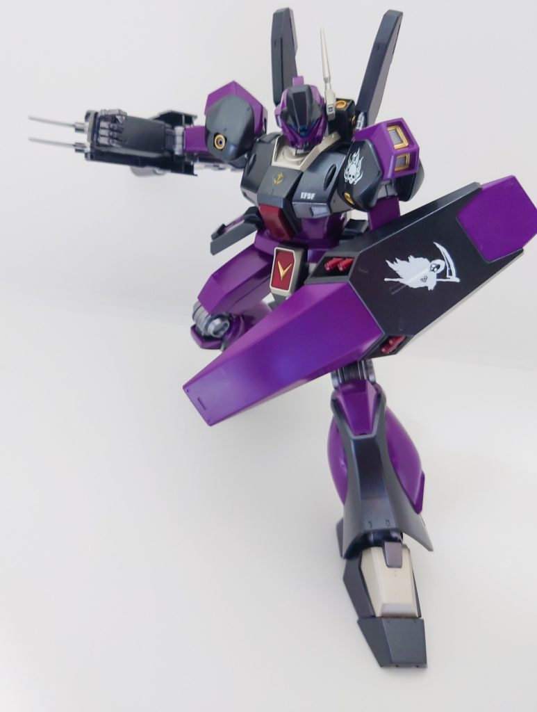 さらに、ガトリングユニットには爪を格納しており、近接戦闘にも対応しております。