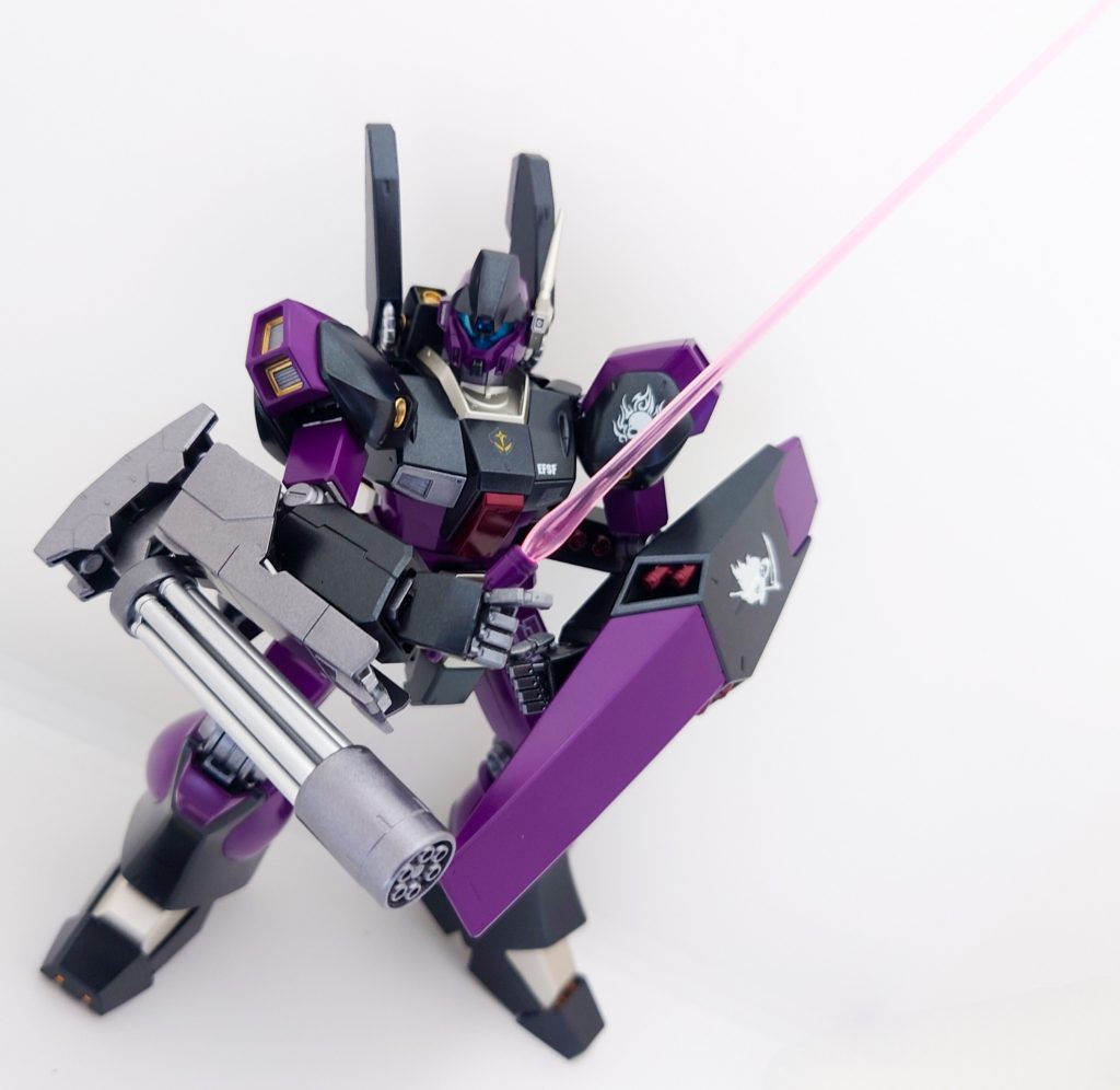 ちなみに、ビームサーベルも標準装備で持っております。