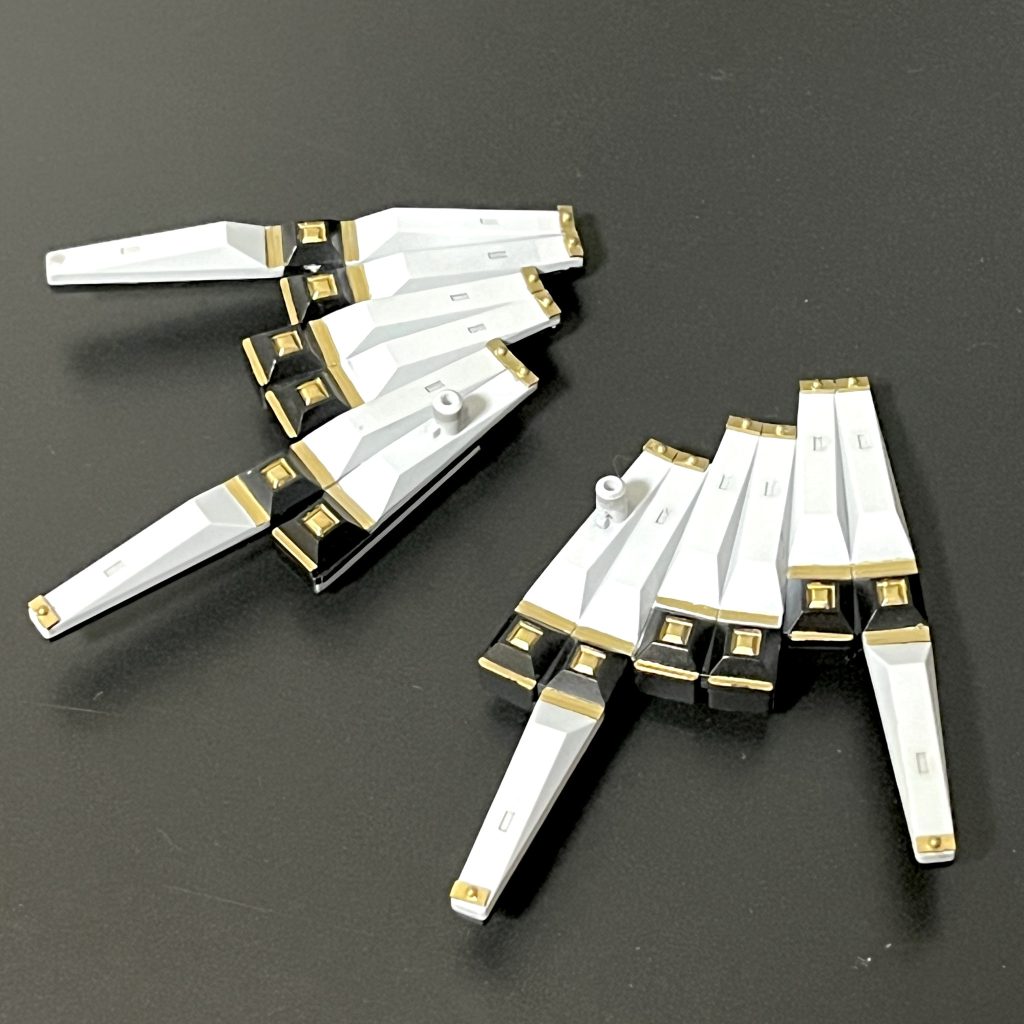 フィン・ファンネル。EXスタンダードのものをもう１つ用意。ノコギリでバラしてから、再接着することで再現しています。先端の金の装飾はプラ板とモールドパーツで24個作成し接着剤で貼り付けています。「仁宇」っぽいでしょ？