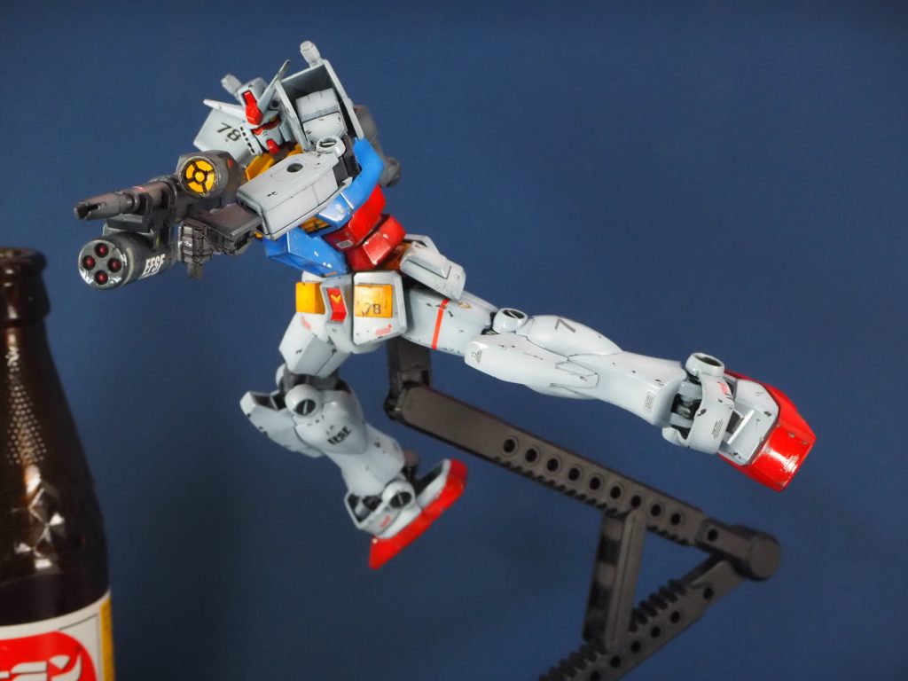 スーパーナパーム装備型ビームライフルはフォアグリップが細長くロールしますので、EGガンダムなら両手持ちが可能です