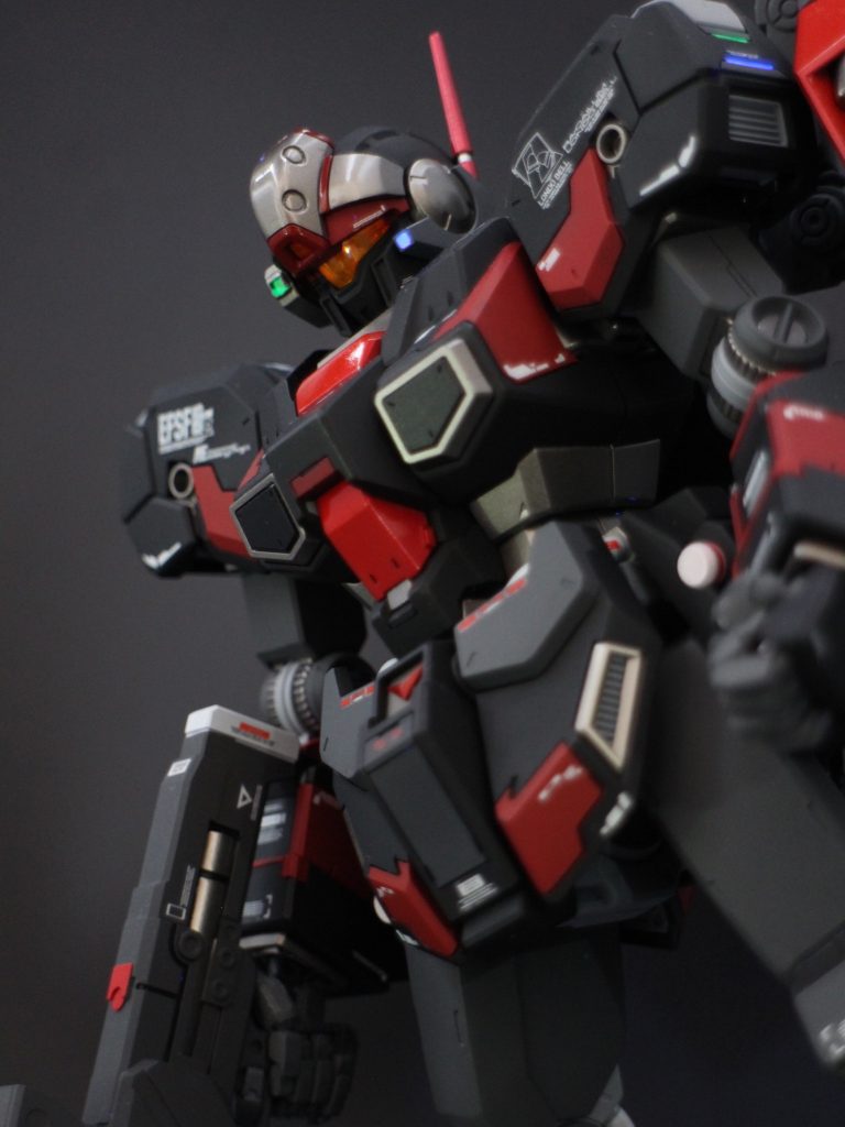 好きなように彫って好きなように塗り分けました。艶消し・メタリック・キャンディ塗装を混在させて、落ち着いた中にも金属感のある雰囲気を狙ってみましたが、どうでしょう？水性アクリル塗料だと、やはりこの辺が限界ですかね・・・自分としては満足なので良しとします！