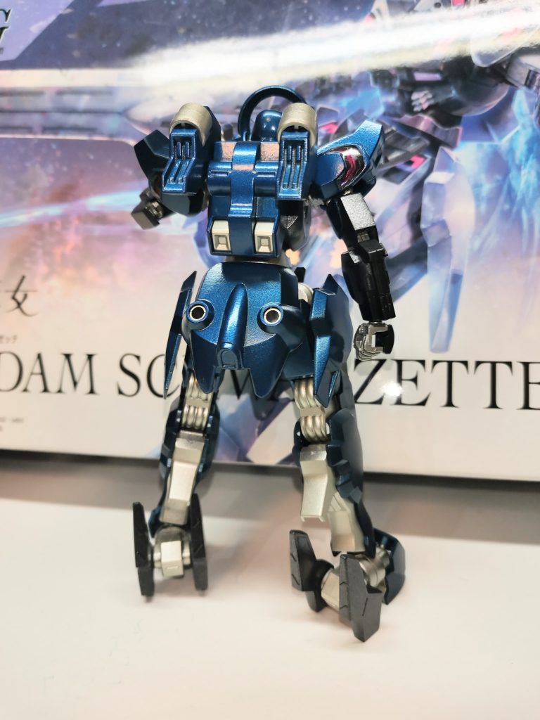 後ろ姿合わせ目消し等をせず、スプレーによるランナー塗装を行った簡単フィニッシュです。