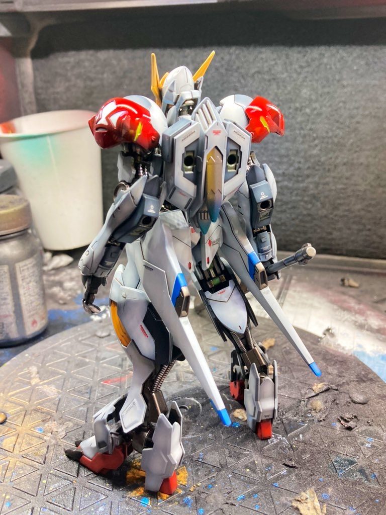 肩装甲の赤い部分は、鉄華団のマークもありますし装飾の意味もあるんじゃなかろうか？と思ってメタル調のレッドにしてみました😅