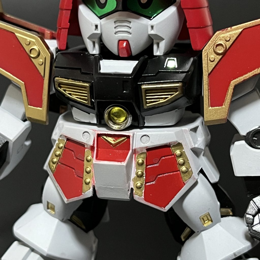 胸のガン玉をクリアパーツ化。基部をメタルプレートにしています。