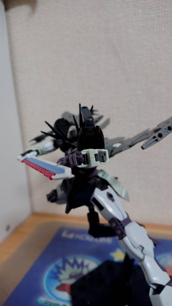 主な武装は方にマウントされているレーザー対艦剣アリオンソード。MSを一刀両断できるほどの威力を持つが、ビーム抵抗装甲ではすべてが跳ね返され、ビームが逆流しアリオンソードが爆破してしまう可能性がある。