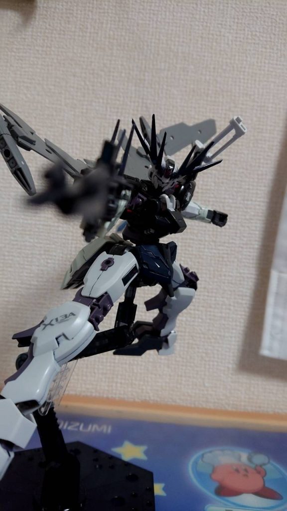 遠距離での攻撃はプラズマビームマグナム。実弾とビーム弾を分けられる。マガジンはフロントスカートにマウントができる。最近改造途中のガンプラが多すぎて何から手を付ければいいのやら…とりあえず今はアストレイの改造に専念したいと思います!では、また会いましょう👋次回「セイバーガンダムヴィアヴォリィ」(今度こそ)